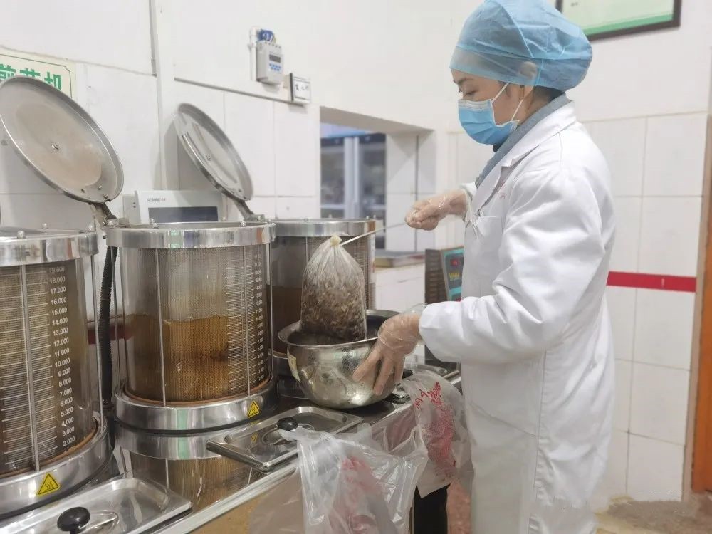 特供贴心"大锅汤"!市中医医院熬制中药"大锅汤" 防疫又暖心