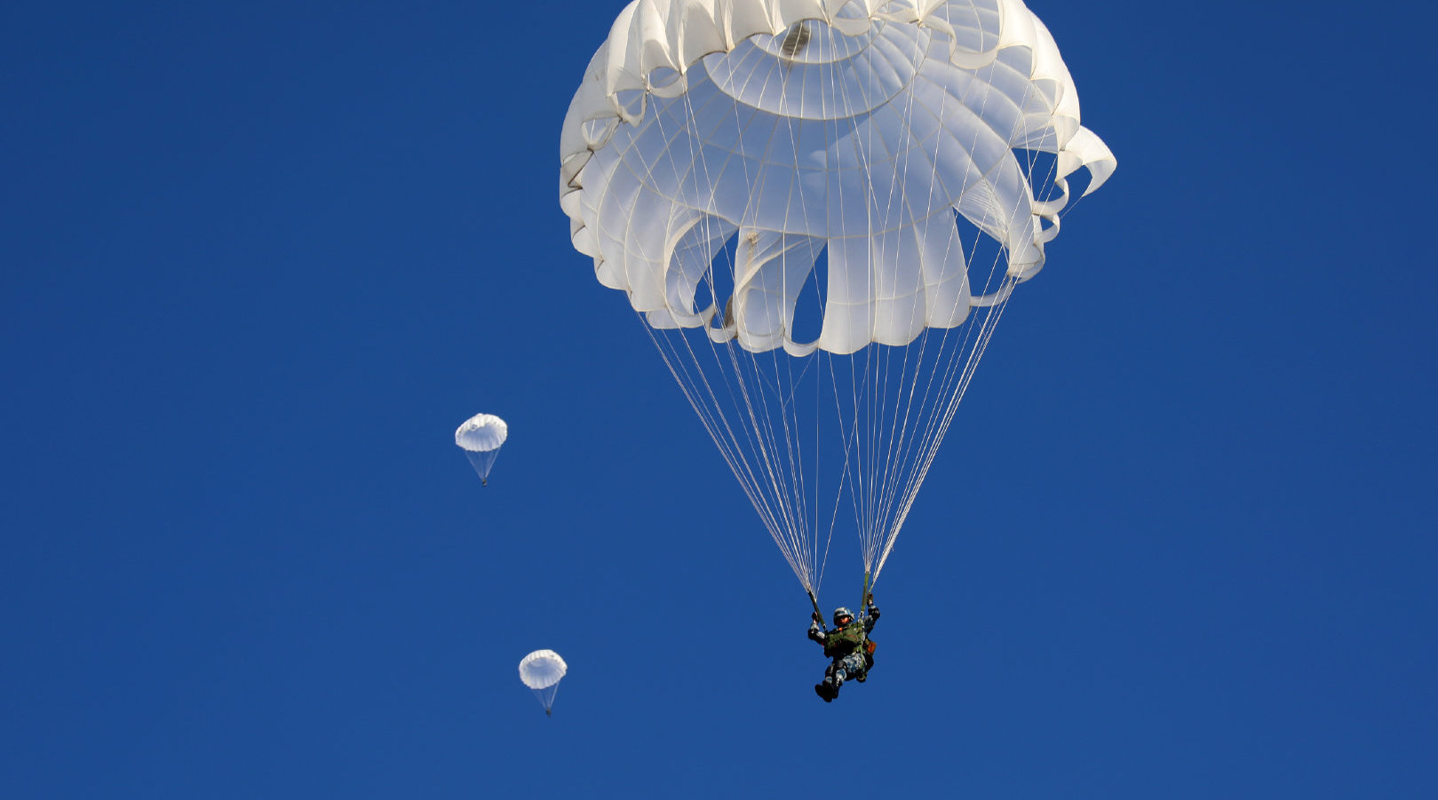 最勇敢的甜00后女空降兵首次跳伞称尝到云朵甜赢牛奶